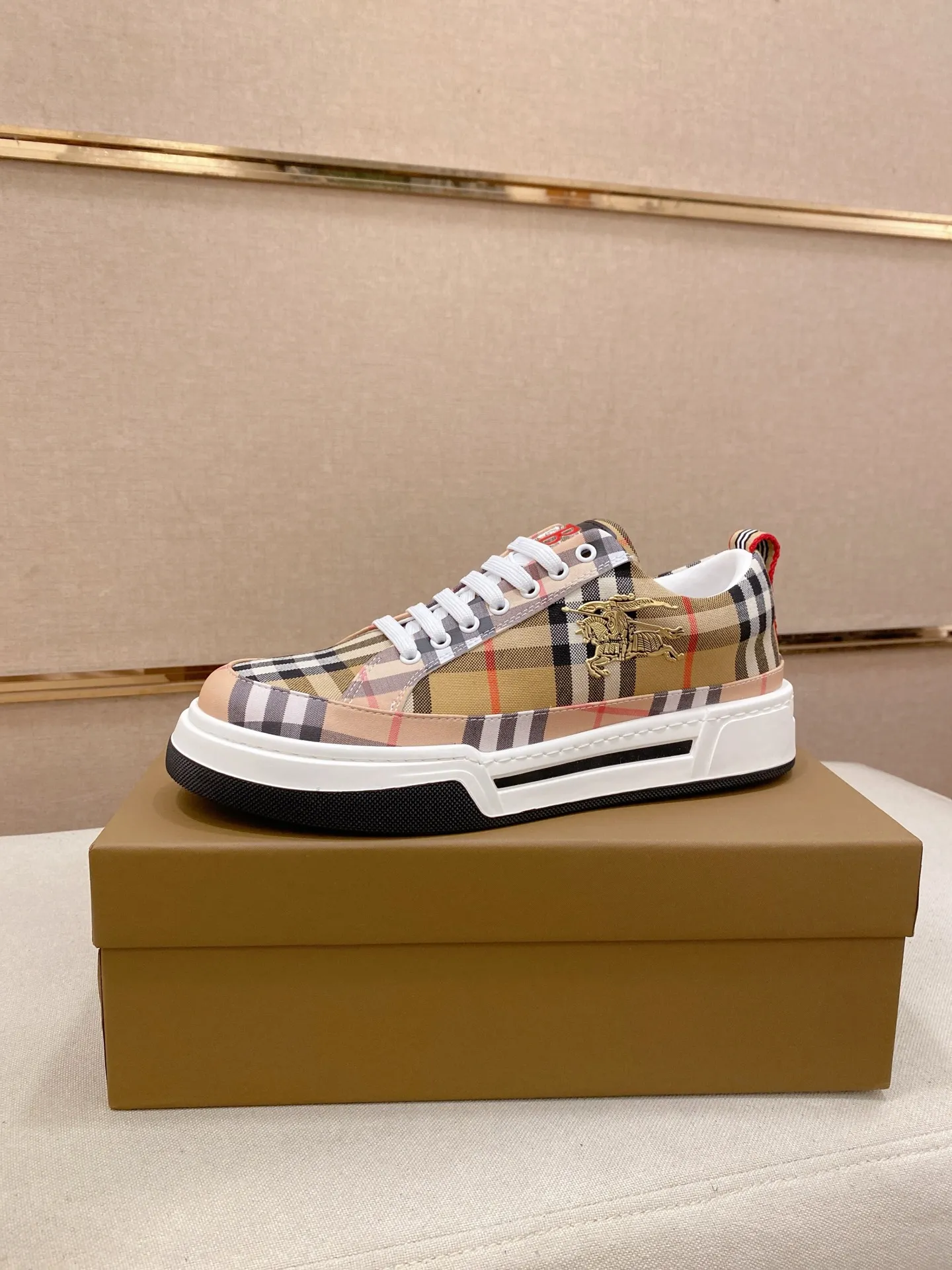 Men's shoes 💰: 420💰🇮🇹🇮🇹BURBERRY's top purchasing agents are available simultaneously at the counter. 🔍🔍On sale at the same time. Positive code number: 38-44 Italian imported first-layer cowhide with fabric. Fully imported sheepskin lining, sole: the original sole is specially provided by the original factory, the exclusive movable molded sole is super comfortable, the original factory follows the order, 🔍🔍high quality, you can go in and out of the counter at will, welcome to compare. Can be customized. 45 non-refundable